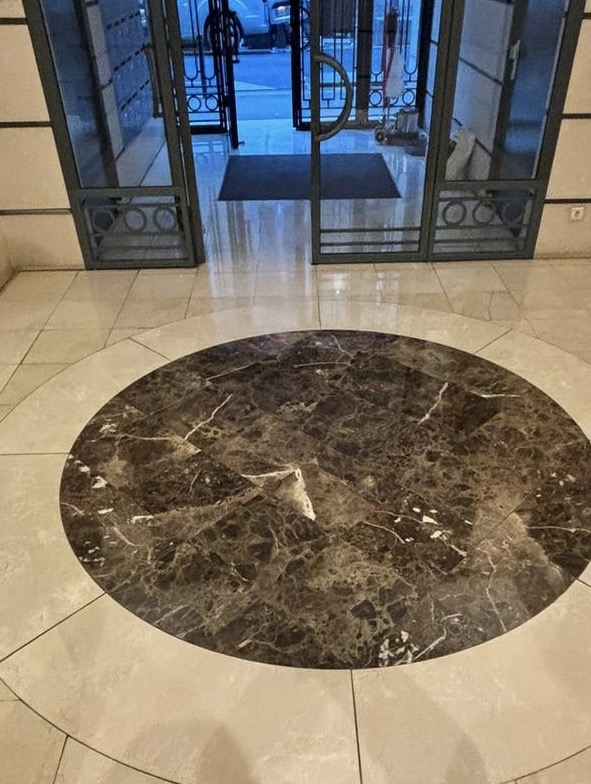 Sol terne d'un hall d'entrée avant cristallisation