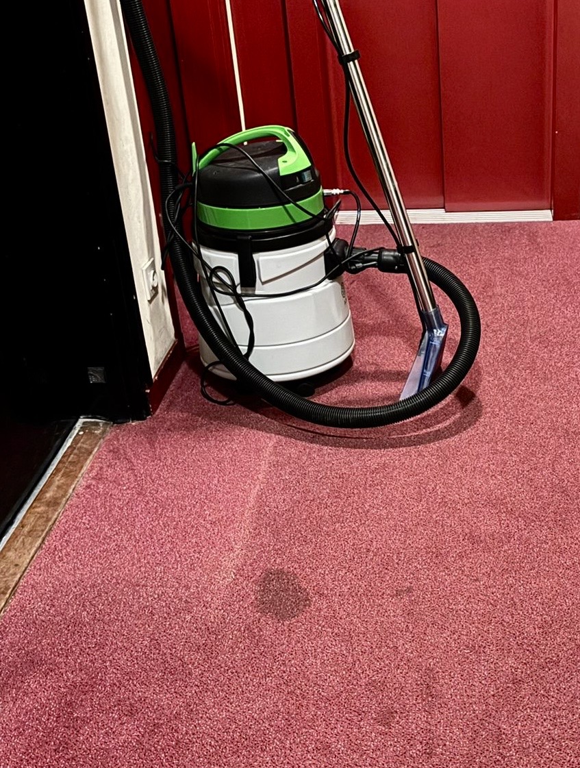 Moquette tachée avant le passage de Nett Plus.