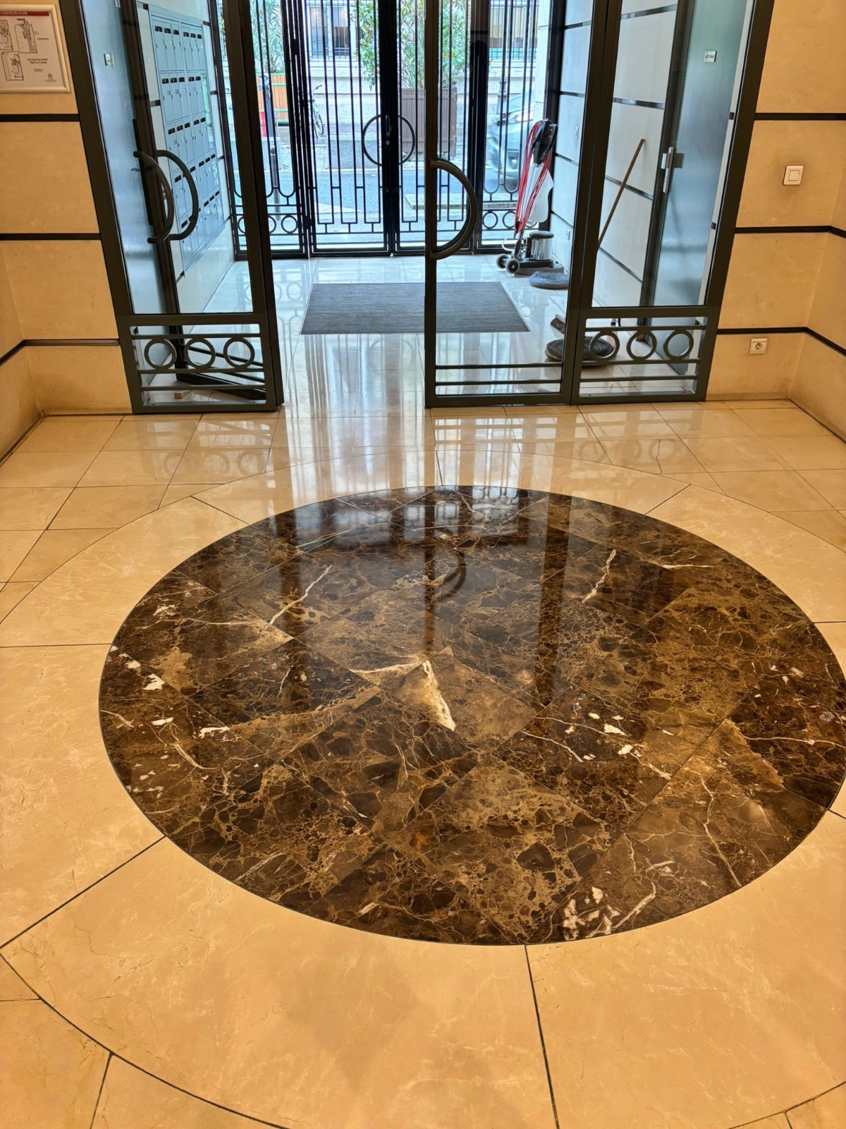 Sol brillant d'un hall d'entrée avant cristallisation